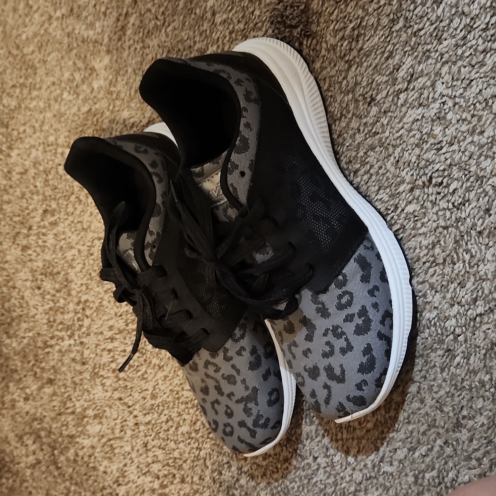 Avia tennis shoes